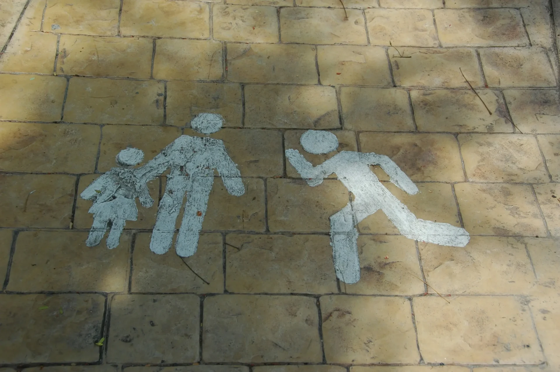 Stencil van spelende kinderen op een speelplaats